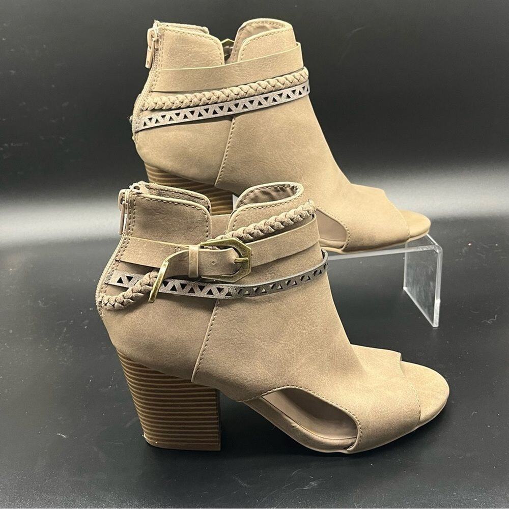 Maurice’s Sabrina open toe ankle bootie size 7 1/2 brown cutout western